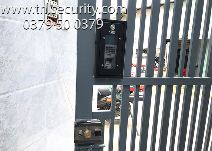 Lap-dat-khoa-van-tay-cua-sat-ket-hop-voi-camera-quan-sat-cho-nha-tro-tai-quan-9